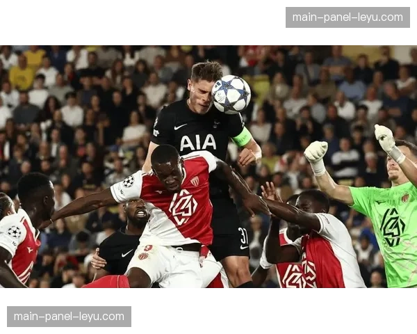 莱切门将法尔科内终场前连续三次神扑，力保一分