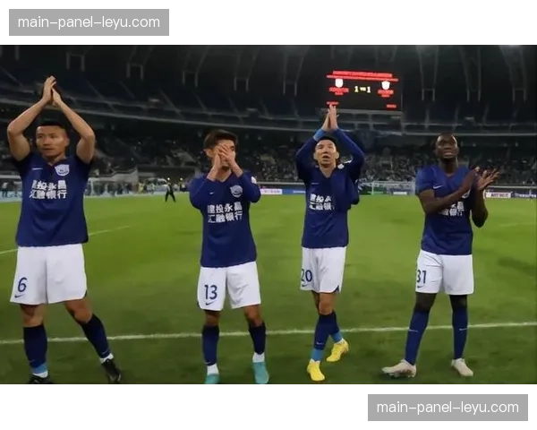 由于赞助商合同纠纷，某知名俱乐部宣布下赛季将暂时使用无胸前广告的“光板”球衣参赛